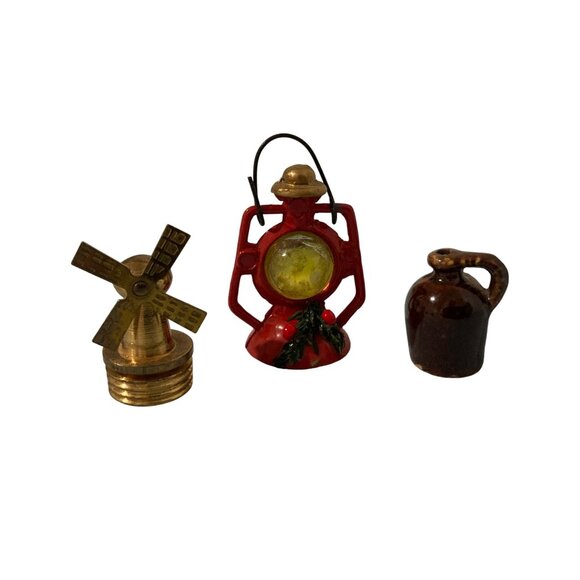 Vintage Dollhouse Miniatures Lot Of 5 Metal Pottery Kettle Hydrant Lantern Jug - Picture 3 of 4